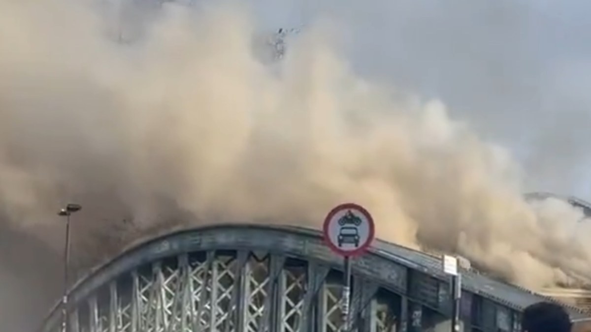 Λονδίνο: Υπό έλεγχο η πυρκαγιά που ξέσπασε σε πολυσύχναστο σιδηροδρομικό σταθμό (βίντεο)