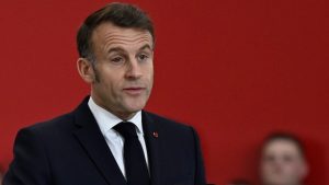 Εμανουέλ Μακρόν: Εμφανίστηκε με πρησμένο και κατακόκκινο μάτι – Η αναφορά του στο «Eye of the Tiger»