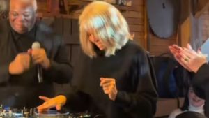 Η Μπριζίτ Μακρόν έγινε DJ για φιλανθρωπικό σκοπό (βίντεο)