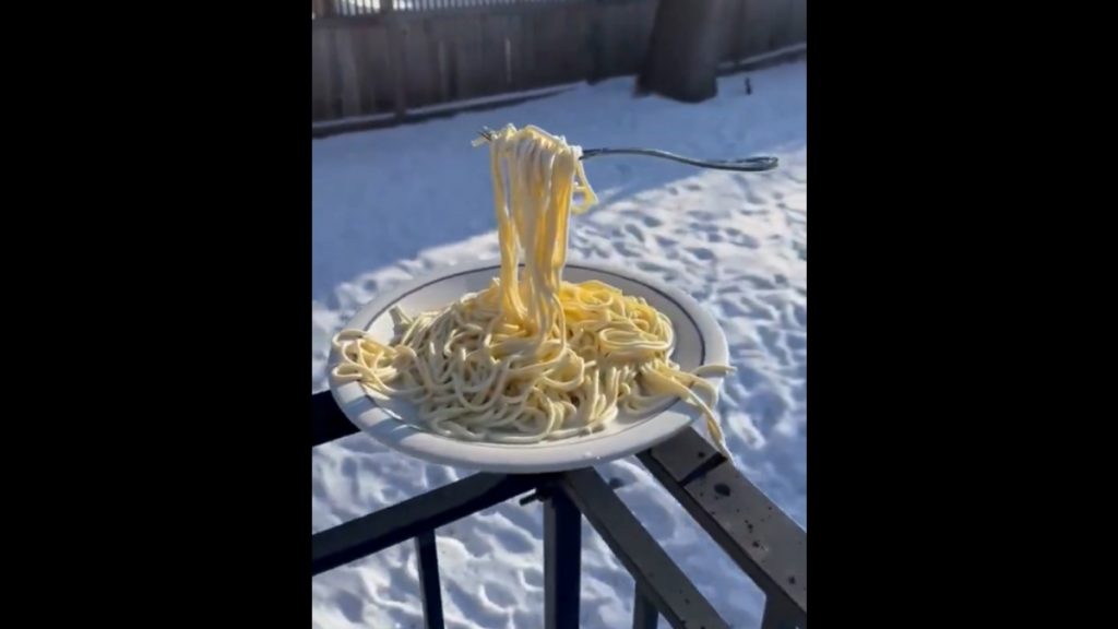 Απίστευτο θέαμα στη Μινεάπολη: Μακαρόνια πάγωσαν στον αέρα από το ακραίο ψύχος (βίντεο)