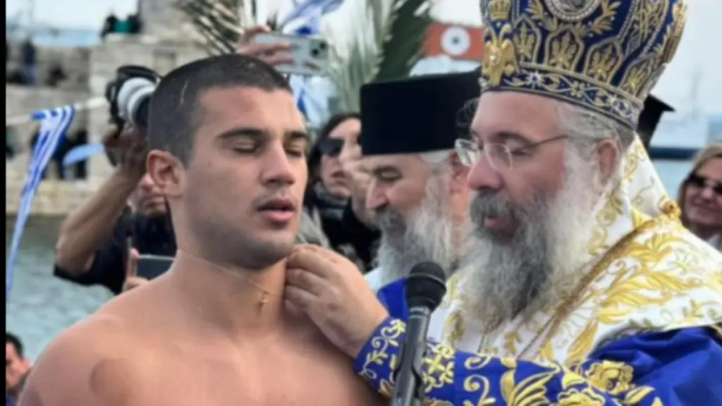 Βαγγέλης Μακρυλάκης: Για τέταρτη φορά βούτηξε για τον σταυρό στο Ρέθυμνο – «Η πυγμαχία με κρατά σε άριστη φυσική κατάσταση» (pic)