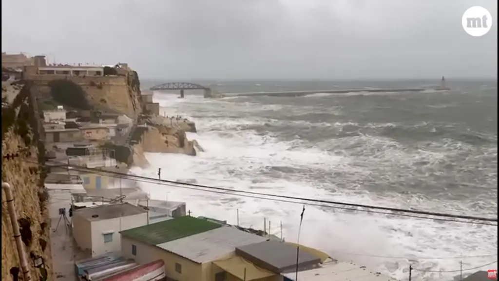 Σφοδρή κακοκαιρία στη Μάλτα – Η καταιγίδα Χάρι έφερε κύματα μέσα στα σπίτια (Βίντεο)