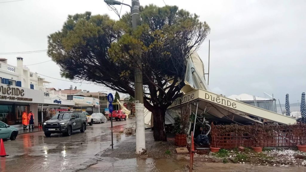 Εικόνες καταστροφής στην παραλία Μαραθώνα από τους ισχυρούς ανέμους – Έπεσαν σκέπαστρα και τέντες (φωτογραφίες)