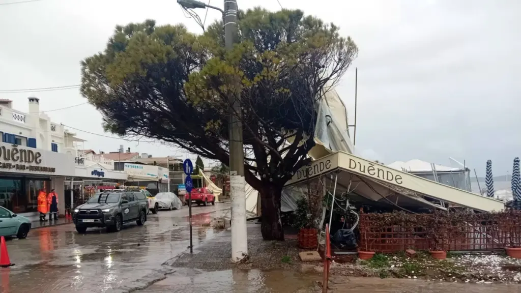 Εικόνες καταστροφής στην παραλία Μαραθώνα από τους ισχυρούς ανέμους – Έπεσαν σκέπαστρα και τέντες (φωτογραφίες)