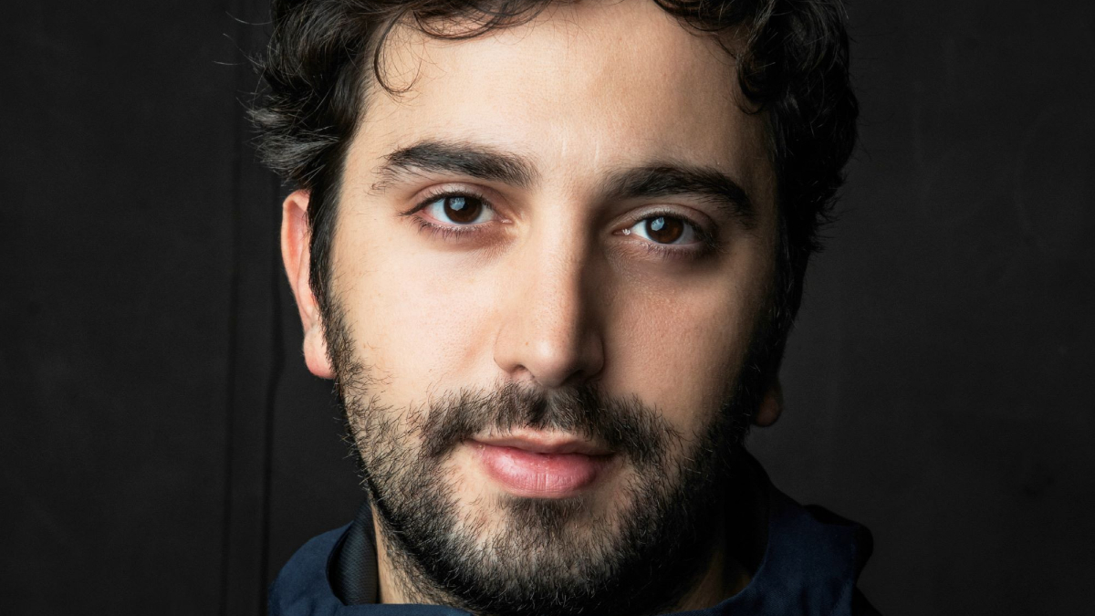 Μάριο Μπανούσι: Ποιος είναι ο 27χρονος σκηνοθέτης που κέρδισε Αργυρό Λέοντα στη Μπιενάλε Βενετίας