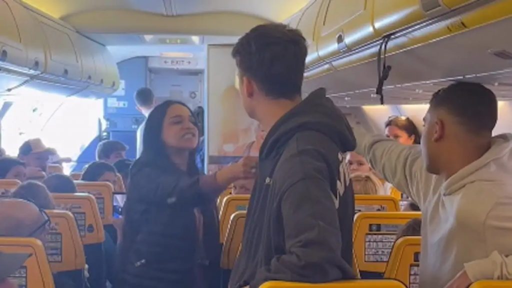 Χάος σε πτήση προς Μαρόκο: Μεθυσμένη γυναίκα προκάλεσε αναγκαστική προσγείωση – Έβρισε και επιτέθηκε σε επιβάτη (Βίντεο)