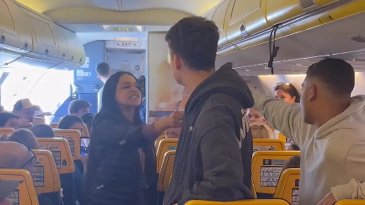 Χάος σε πτήση προς Μαρόκο: Μεθυσμένη γυναίκα προκάλεσε αναγκαστική προσγείωση – Έβρισε και επιτέθηκε σε επιβάτη (Βίντεο)