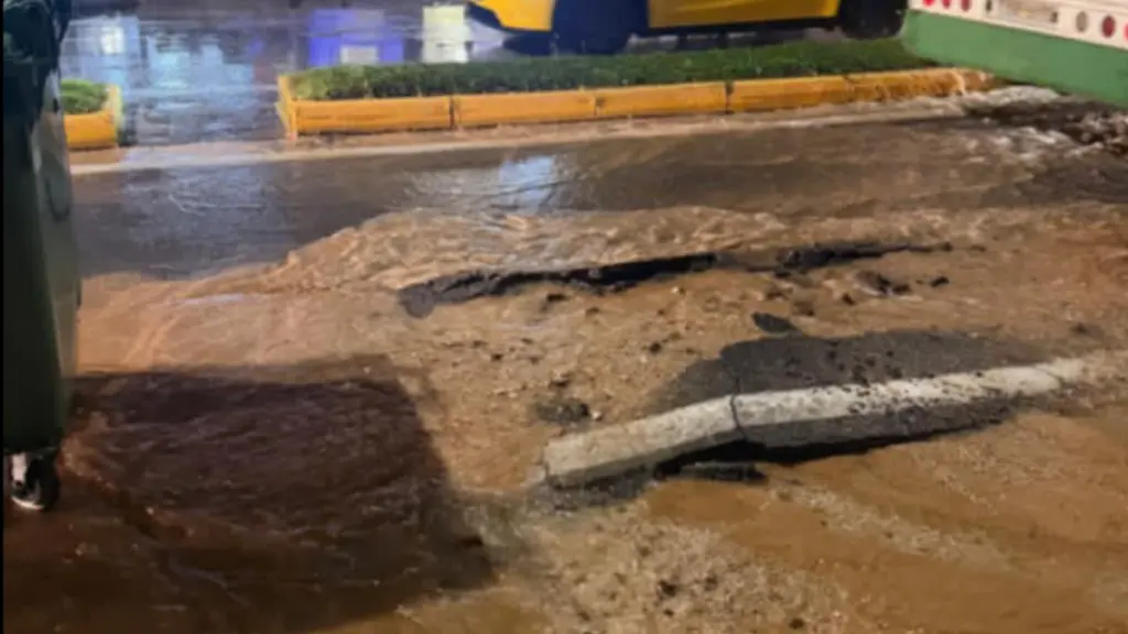 Μελίσσια: Καθίζηση οδοστρώματος λόγω σοβαρής βλάβης σε αγωγό – Που έχει διακοπεί η κυκλοφορία