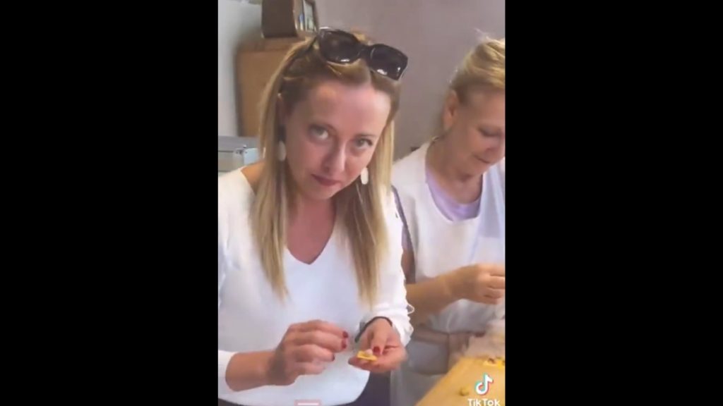 Η Τζόρτζια Μελόνι μαθαίνει πώς να φτιάχνει τορτελίνια και “ρίχνει” το διαδίκτυο (βίντεο)