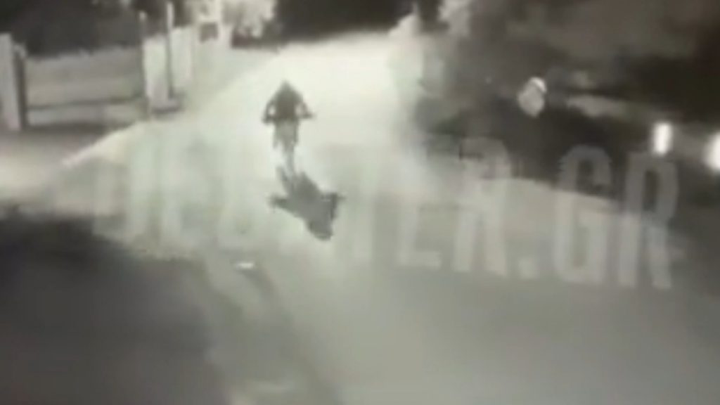 Μενίδι: Πήγε να κλέψει χαλκό με ποδήλατο και προκάλεσε φωτιά – Βίντεο ντοκουμέντο με τον δράστη