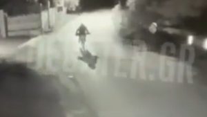 Μενίδι: Πήγε να κλέψει χαλκό με ποδήλατο και προκάλεσε φωτιά – Βίντεο ντοκουμέντο με τον δράστη