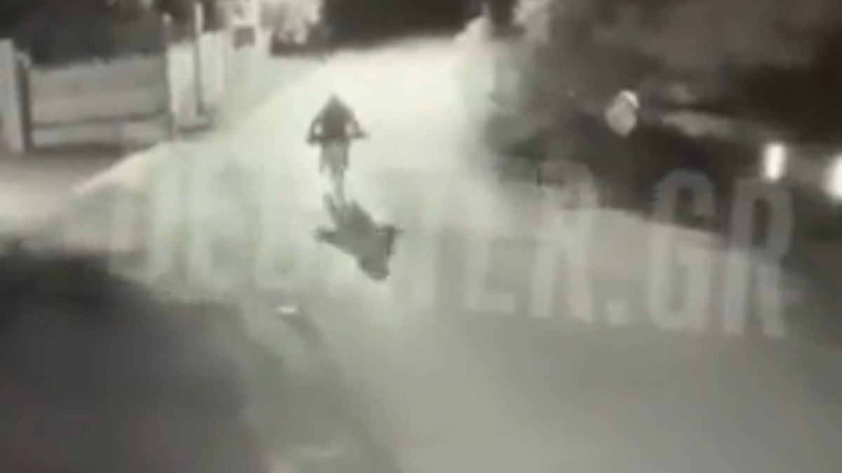 Μενίδι: Πήγε να κλέψει χαλκό με ποδήλατο και προκάλεσε φωτιά – Βίντεο ντοκουμέντο με τον δράστη