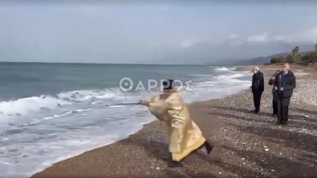 Μεσσηνία: Ιερέας έριξε τον σταυρό στη θάλασσα με καλάμι ψαρέματος – Δείτε το απίστευτο βίντεο