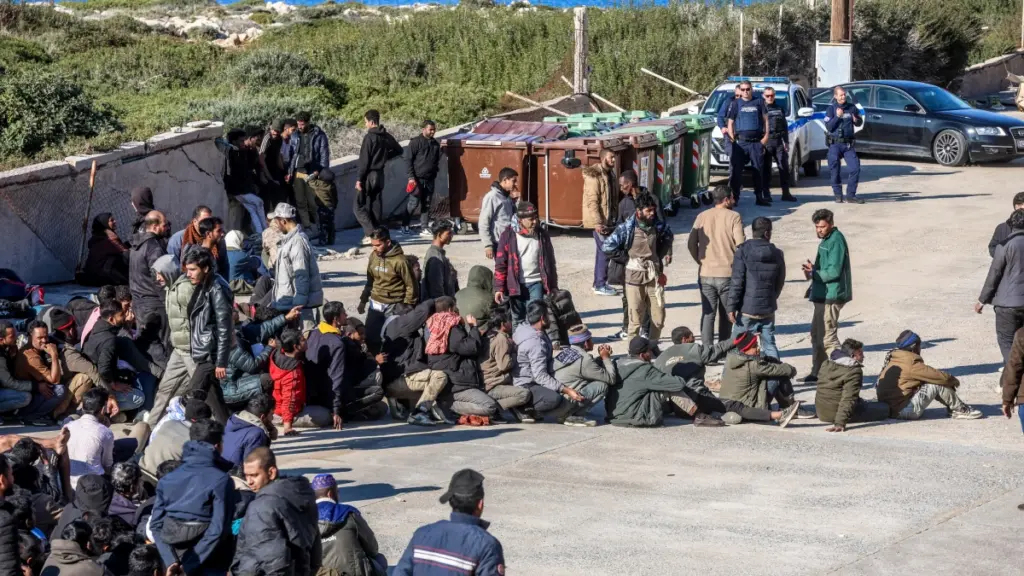 Μεταναστευτικό: Έκτακτη σύσκεψη στη Λέσβο για τη μεταφορά 420 μεταναστών από την Κρήτη – «Όχι» σε νέες μετακινήσεις