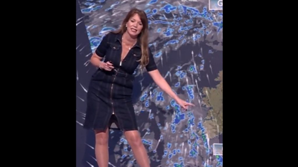 Μετεωρολόγος στο BBC παρουσίασε το δελτίο καιρού με μαύρο καλσόν και αναστάτωσε τους τηλεθεατές (βίντεο)