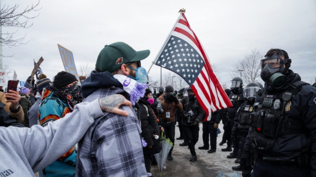 Ο Τραμπ απειλεί να αναπτύξει στρατό στη Μινεάπολη μετά τα νέα επεισόδια μεταξύ διαδηλωτών και ICE