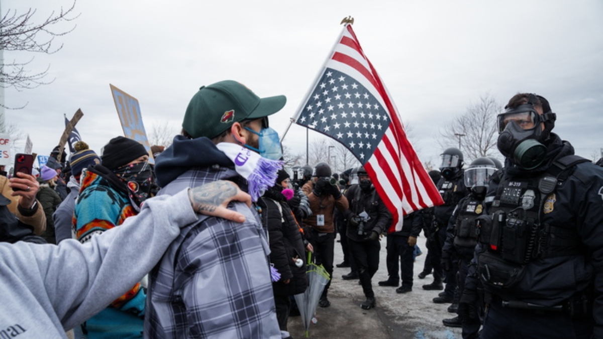 Ο Τραμπ απειλεί να αναπτύξει στρατό στη Μινεάπολη μετά τα νέα επεισόδια μεταξύ διαδηλωτών και ICE