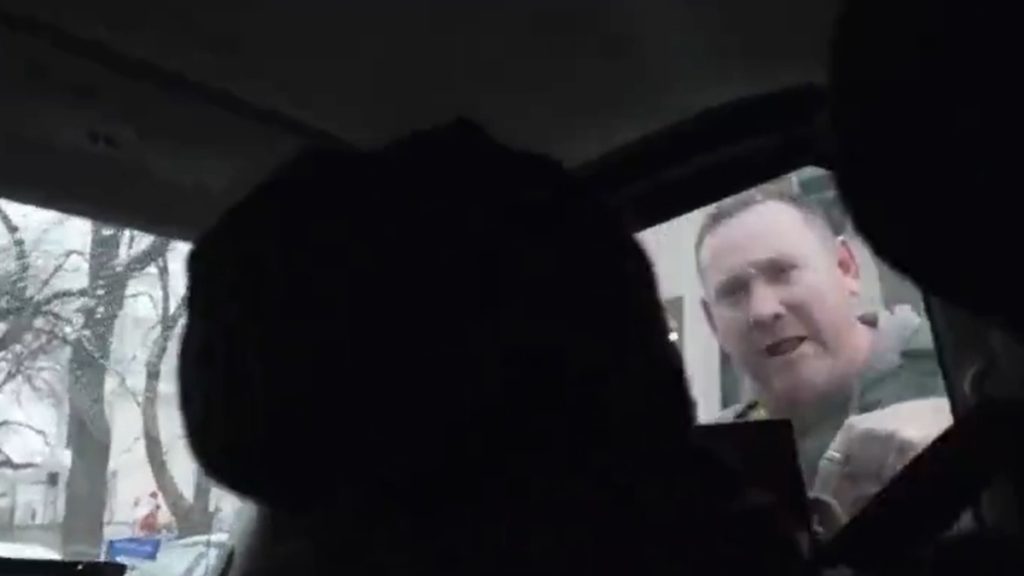 Μινεάπολη: Άνδρες της ICE απείλησαν δημοσιογράφους της Rai που βιντεοσκοπούσαν τα επεισόδια – “Θα σπάσουμε το παράθυρο” (βίντεο)