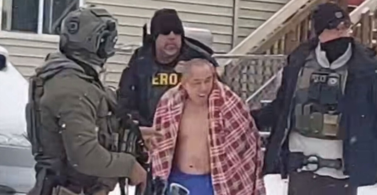 Μινεσότα: Πράκτορες της ICE έσυραν 56χρονο ημίγυμνο στο χιόνι – «Έλεγα γιατί μου το κάνουν αυτό»