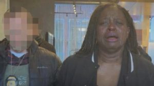 Ο Λευκός Οίκος δημοσίευσε εικόνα διαδηλώτριας που είχε υποστεί επεξεργασία από AI – Την έδειχνε να κλαίει την ώρα της προσαγωγής της