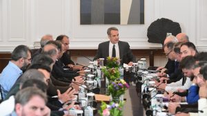 Ολοκληρώθηκε μετά από τέσσερις ώρες η συνάντηση του Πρωθυπουργού με τους αγρότες – Τσιάρας: «Καλή και παραγωγική η συζήτηση»