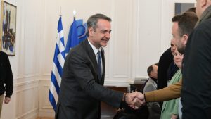 Συνάντηση Μητσοτάκη με αγρότες: Οι βελτιώσεις στα μέτρα στήριξης – Κάθοδο με τρακτέρ στην Αθήνα ετοιμάζουν οι «σκληροί»