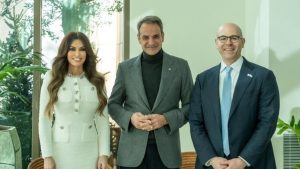 Γεύμα Μητσοτάκη με τον διοικητή της Fed, παρουσία Γκίλφοϊλ – «Εντυπωσιακή οικονομική ανάκαμψη της Ελλάδας»