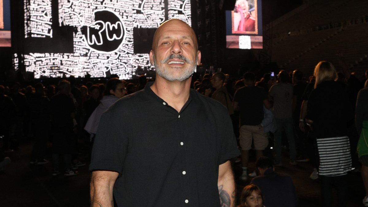 Νίκος Μουτσινάς: «Θα ήθελα να υιοθετήσω δύο παιδιά – Στην Ελλάδα προτιμούν να τα έχουν στα ιδρύματα»