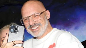 Νίκος Μουτσινάς: Αρνήθηκε να κάνει δηλώσεις στην κοπή πίτας της παράστασης “Οικογένεια Addams”