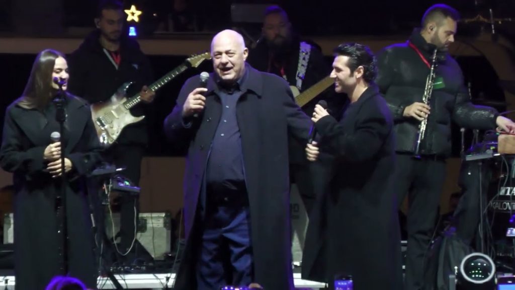 Βόλος: Χωρίς παρουσιαστή η εκδήλωση με τα φαναράκια, μετά τα σχόλια του Μπέου για το σακάκι του Πολύζου