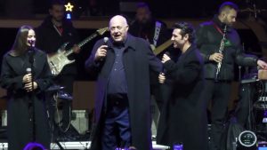 Βόλος: Χωρίς παρουσιαστή η εκδήλωση με τα φαναράκια, μετά τα σχόλια του Μπέου για το σακάκι του Πολύζου