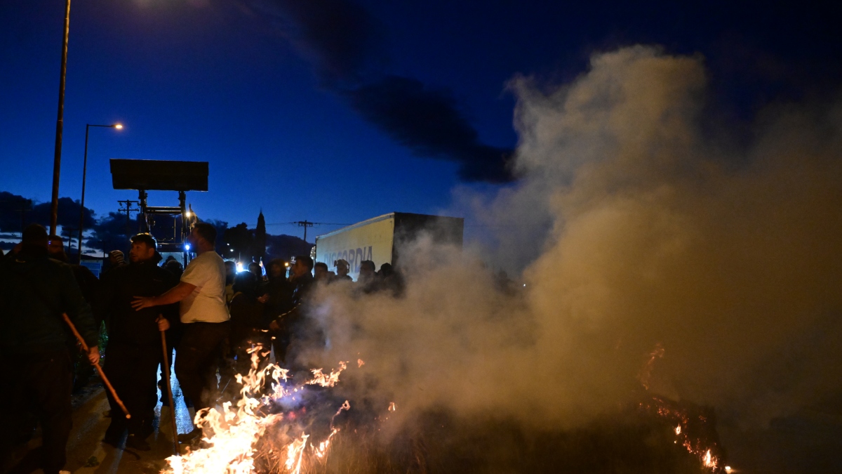 Θήβα: Ένταση στο μπλόκο των αγροτών μετά το «ναι» για συνάντηση με τον Πρωθυπουργό – Έβαλαν φωτιά σε άχυρα (Εικόνες & Βίντεο)