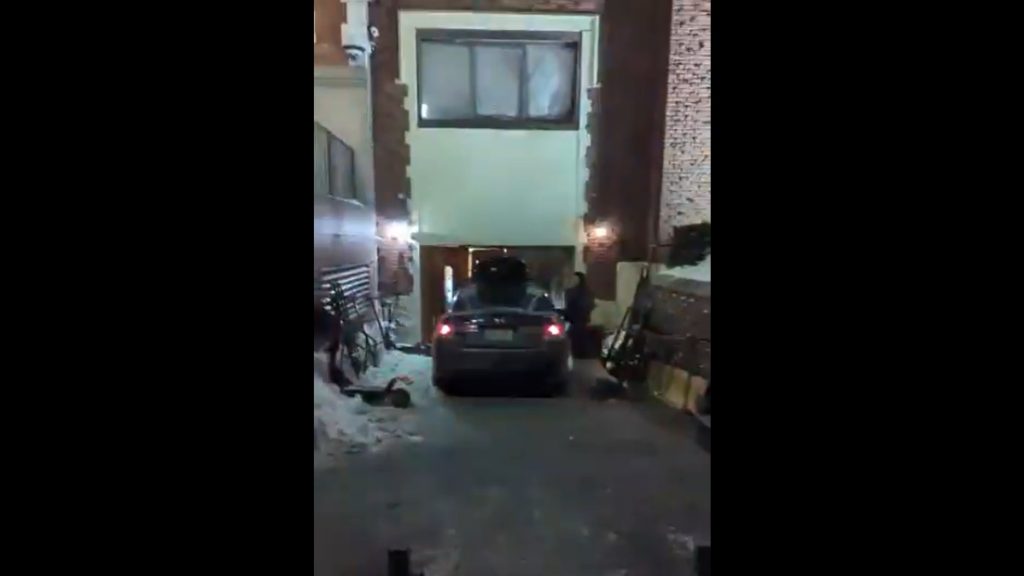 Συναγερμός στη Νέα Υόρκη: Αυτοκίνητο έπεσε στην είσοδο συναγωγής – Δεν υπάρχουν τραυματίες (βίντεο+φωτογραφίες)