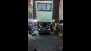 Συναγερμός στη Νέα Υόρκη: Αυτοκίνητο έπεσε στην είσοδο συναγωγής  (βίντεο+φωτογραφίες)