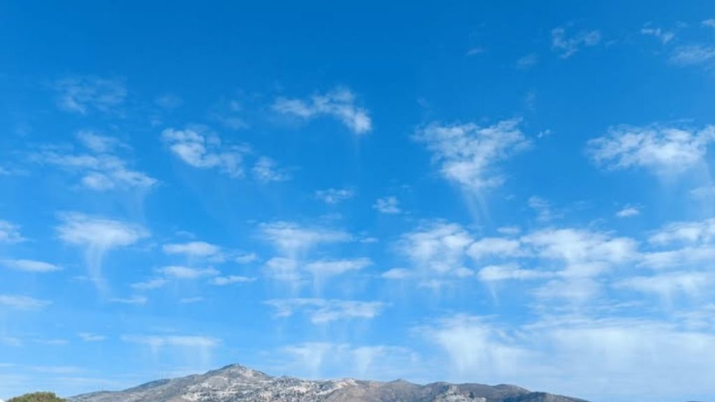Τι είναι σύννεφα Virga που εμφανίστηκαν στον Αττικό ουρανό την Παρασκευή