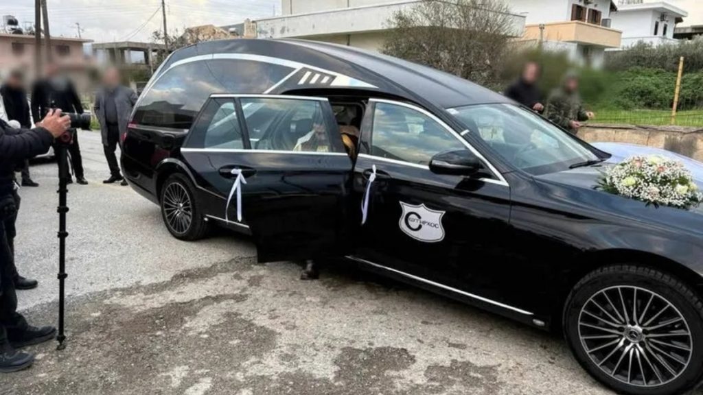 Απίστευτο περιστατικό στο Ηράκλειο: Άνδρας εμφανίστηκε στον γάμο του με… νεκροφόρα (φωτογραφίες)