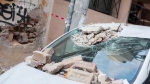 Νέος Κόσμος: Πανικός μετά την κατάρρευση μπαλκονιού – Καταπλάκωσε σταθμευμένα οχήματα (βίντεο)