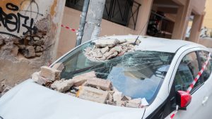 Νέος Κόσμος: Μπαλκόνι κατέρρευσε σε σταθμευμένα αυτοκίνητα (Φωτογραφίες)