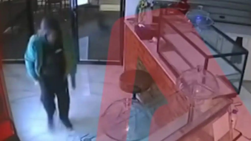 Νίκαια: Βίντεο-ντοκουμέντο καταγράφει διάρρηξη σε καφετέρια
