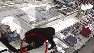 Νίκαια: Ένοπλος ληστής άδειασε το ταμείο και εξαφανίστηκε (Βίντεο)