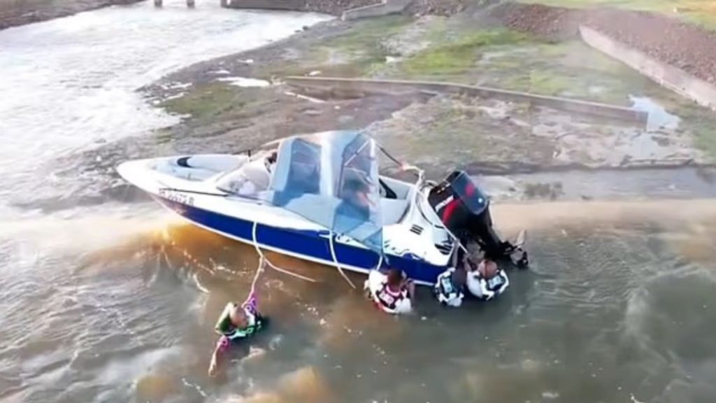 Νότια Αφρική: Βίντεο που κόβει την ανάσα – 4 άνδρες κρατιούνται απεγνωσμένα από σκάφος στην άκρη φράγματος