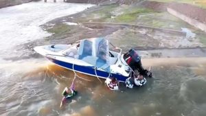 Νότια Αφρική: Βίντεο που κόβει την ανάσα – 4 άνδρες κρατιούνται απεγνωσμένα από σκάφος στην άκρη φράγματος