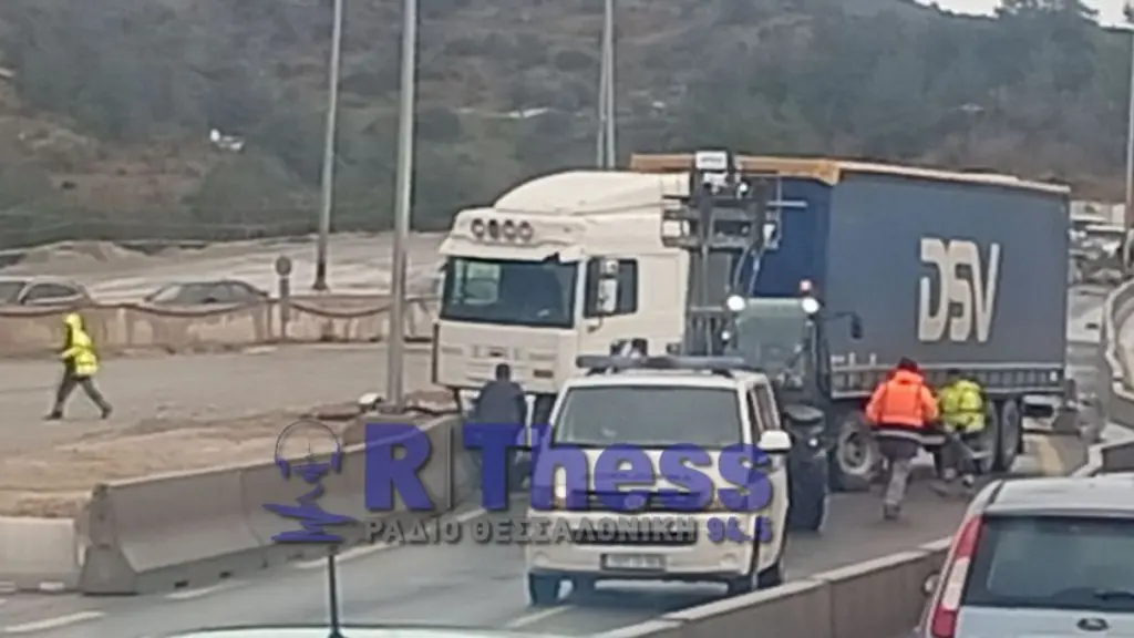 Θεσσαλονίκη: “Δίπλωσε” νταλίκα και δημιούργησε κυκλοφοριακό κομφούζιο στην Περιφερειακή Οδό
