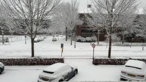 Ολλανδία: Ανεστάλησαν όλα τα δρομολόγια των τρένων και ακυρώθηκαν πτήσεις λόγω του χιονιού και του πάγου (Εικόνες & Βίντεο)