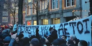 Άγιαξ – Ολυμπιακός: Το συγκινητικό πανό των «ερυθρόλευκων» φιλάθλων στο Άμστερνταμ για τους αδικοχαμένους φίλους του ΠΑΟΚ