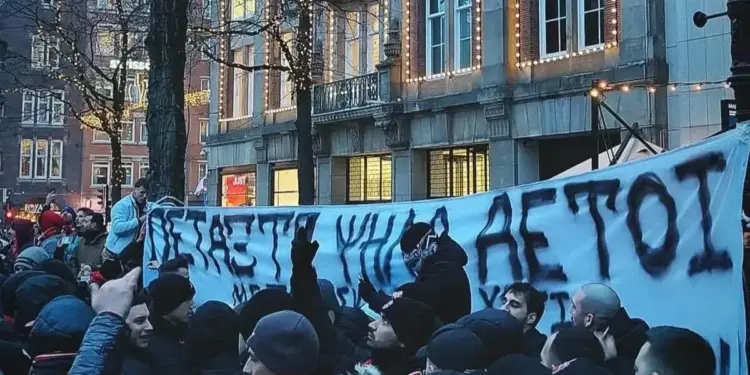 Άγιαξ – Ολυμπιακός: Το συγκινητικό πανό των «ερυθρόλευκων» φιλάθλων στο Άμστερνταμ για τους αδικοχαμένους φίλους του ΠΑΟΚ