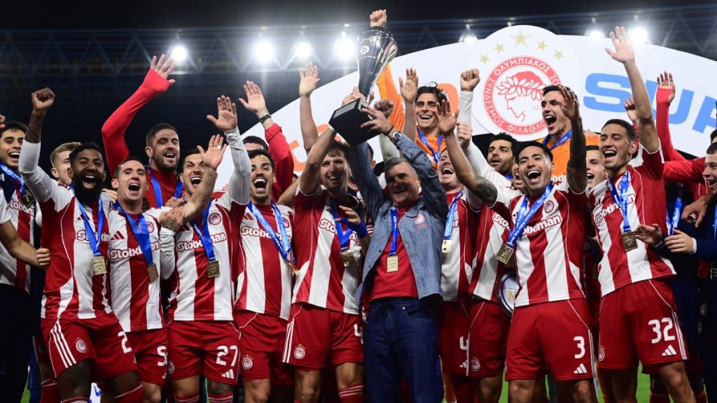 Ολυμπιακός: Η παρακάμερα από το πάρτι στα αποδυτήρια και τον γύρο του θριάμβου μετά την κατάκτηση του Super Cup