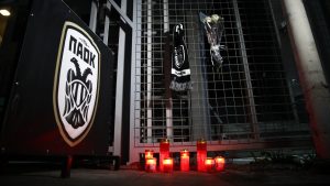 ΠΑΟΚ: Συγκλονιστικές εικόνες έξω από την Τούμπα – Φανάρακια και κασκόλ για να τιμήσουν τα θύματα της τραγωδίας