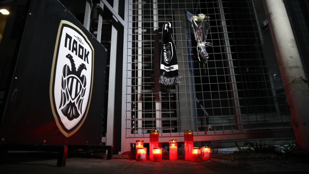 ΠΑΟΚ: Συγκλονιστικές εικόνες έξω από την Τούμπα – Φανάρακια και κασκόλ για να τιμήσουν τα θύματα της τραγωδίας