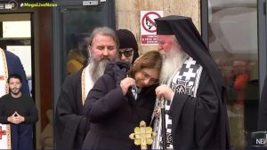 ΠΑΟΚ: Σπάραξε κατά τη διάρκεια της ανάγνωσης των ονομάτων των θυμάτων ο Μητροπολίτης Ιωάννης